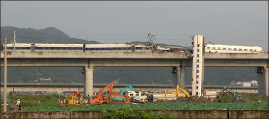 20111105-Xinhua Wenzhou train crash 131.jpg